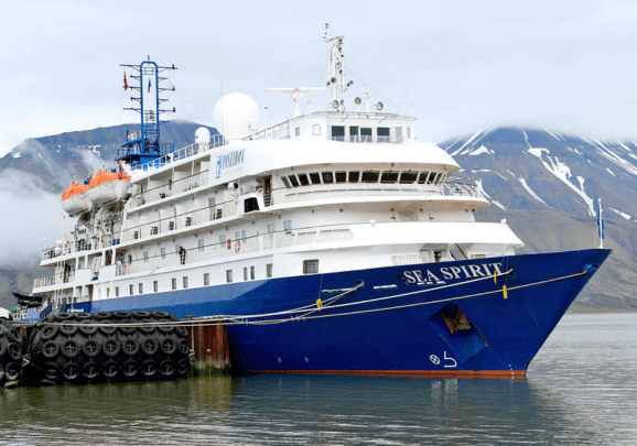 Kreuzfahrtschiff im Hafen von Longyearbyen auf Spitzbergen